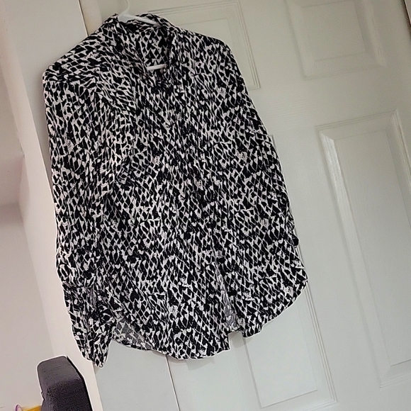 Black and white buttoned up shirt - Picture 1 of 2